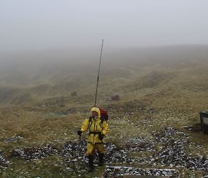 Tony arriving at Windy Ridge shelter in the snow and mist, with the replacement aerial sticking up out of one side of his pack