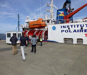 All the expeditioners boarding L'Astrolabe