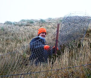 Expeditioner removing wire netting