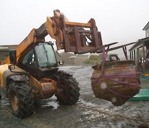 Pete lifts the trypot out with the JCB Loadall lifter