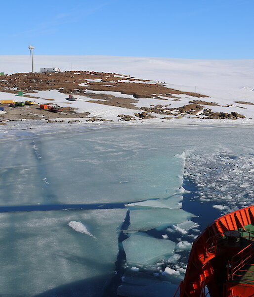 Aurora Australis breaking in to Horseshoe Harbour