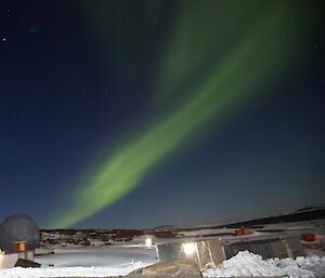Aurora at Mawson streaks across the sky above station