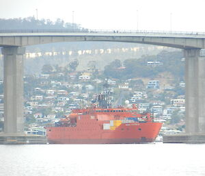 Aurora Australis leaves Hobart