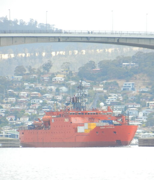 Aurora Australis leaves Hobart