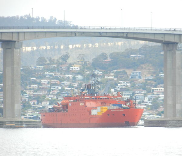 Aurora Australis leaves Hobart