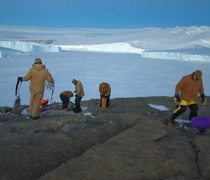 Mawson SAR exercise — The SAR team set up recovery equipment on rocks