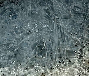 Ice crystals form in linear interlocking patterns