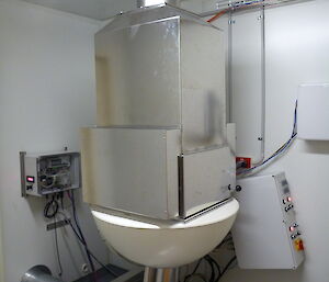 Sample point is a large steel box on top of a white circular dish.