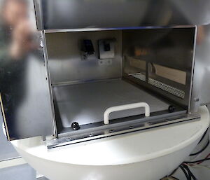 A look at the new filter inside the steel smaple box.