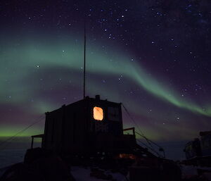 Rumdoodle Hut with aurora overhead