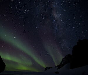 Green streaks of the aurora at Rumdoodle in the dark.