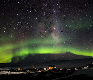 The aurora is a double streak of bright green.