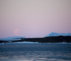 Huge full moon sets at Mawson