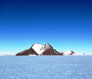 Mt Hordern rises out of the plateau in distance and the team approach from Mawson Station