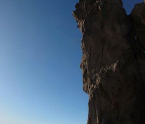 An expeditioner can be seen standing on top of Mt Hordern’s chimney like East peak