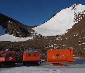 1st class accommodation. A bright orange RMIT van sits behind a Hägglunds at the Mt Hordern campsite and in the shadows of Mt Hordern’s East peak