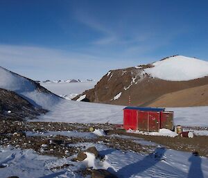 Fang hut nestled beneath a saddle in Framnes Mountains