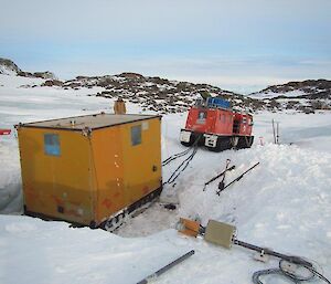 A Hägglunds pulling the hut out from it’s original position