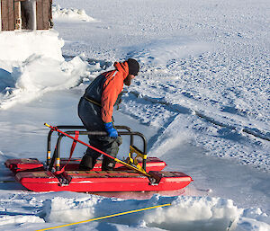 Expeditioer uses rescue device on sea ice