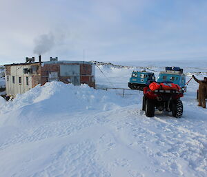 Expeditioners arrive at the hut