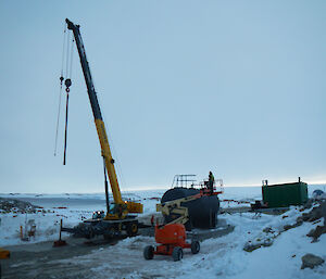 Crane preparing for a lift