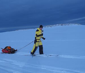 Expeditioner skiing