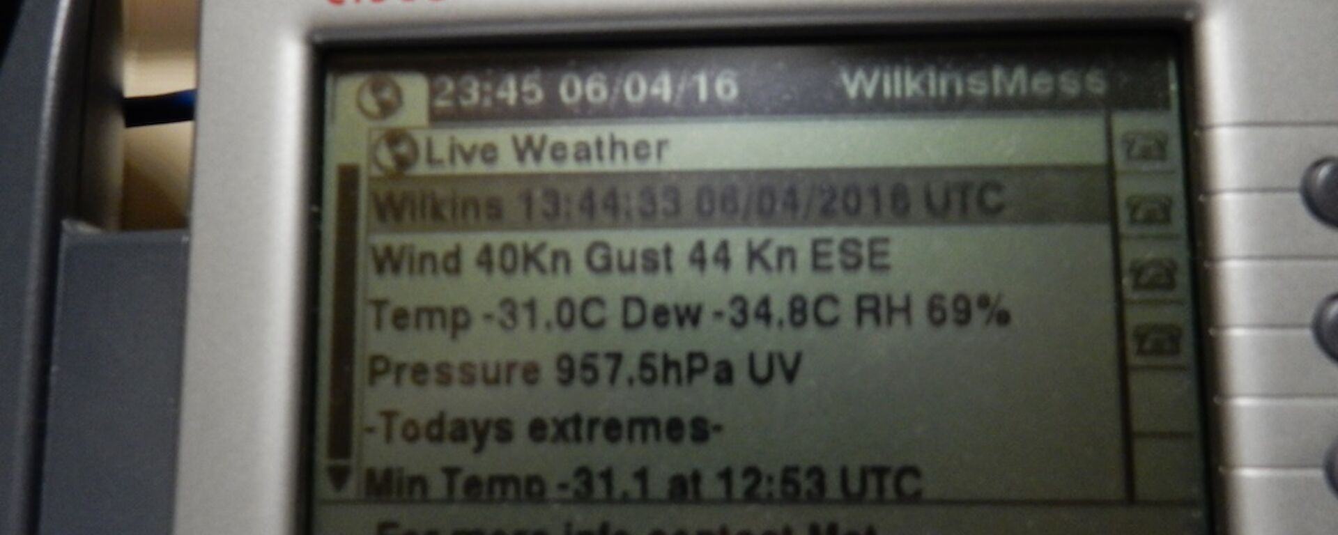 Photo of the weather display on the phone showing ambient outside temperature of −31° and wind speed at 44 kn.