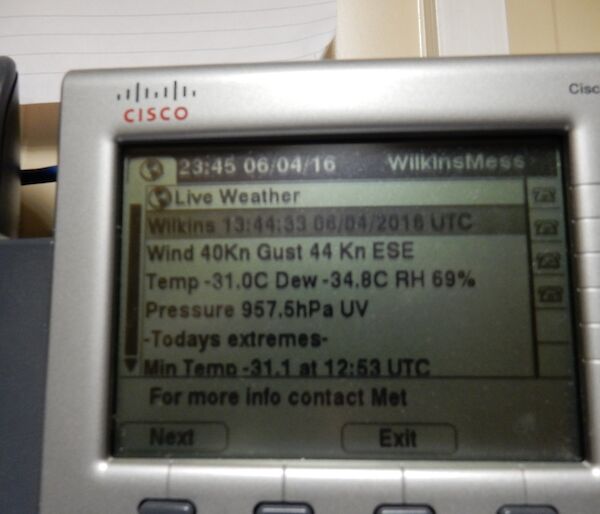 Photo of the weather display on the phone showing ambient outside temperature of −31° and wind speed at 44 kn.