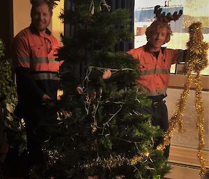 Expeditioners help decorate the Xmas tree