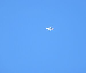 The Qantas 747 flies over Casey station.