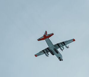An LC130 plane in the sky flying towards Casey skiway