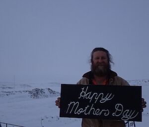 Expeditioner holding sign