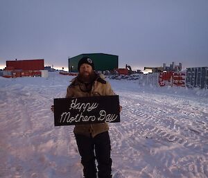 Expeditioner with sign