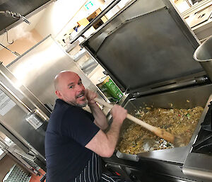 Andrew in the kitchen at the bratpan