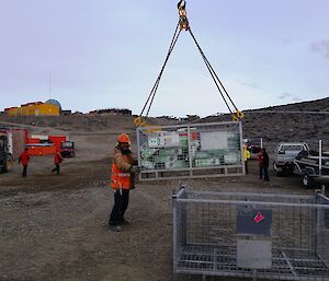 Expeditioner supporting unloading of cargo crates from the workboat