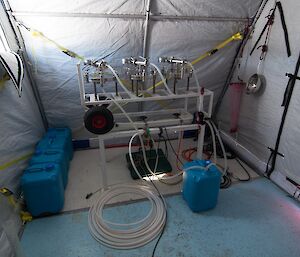 Filtering system inside a mobile work shelter