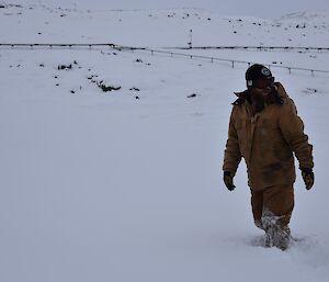 Expeditioner makes his way through heavy snow
