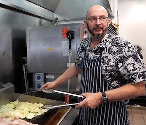 Expeditioner frying onions on the kitchen stove