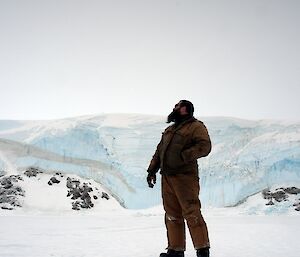 Expeditioner standing side on in front of the plateau