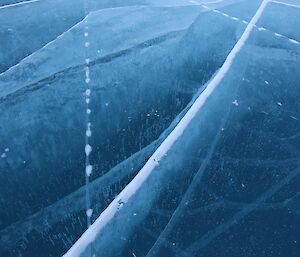 Bubbles amongst the fractures in frozen lake ice