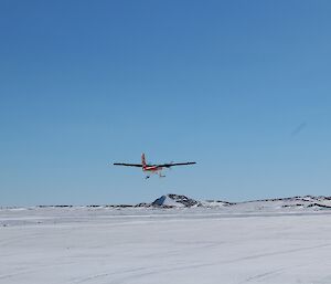 the Twin Otter KCS disappears into the distance towards Casey station