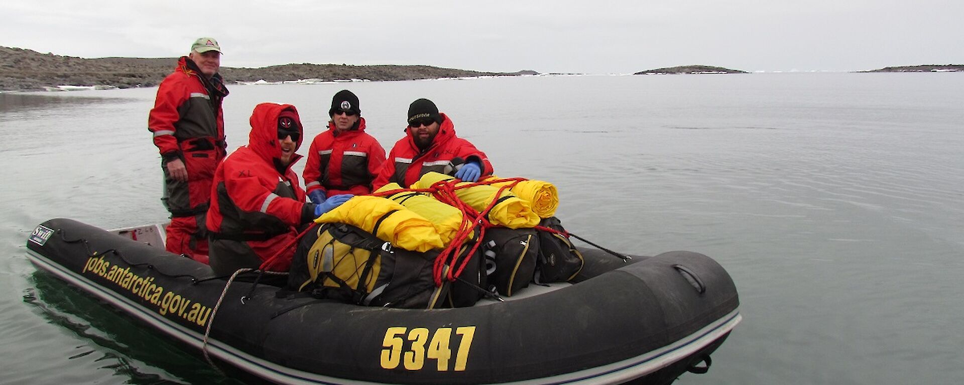 Pete is driving the inflatable rubber boat. He has three passengers: Ralph, Daleen and Marc. In the bow are four big survival packs strapped down.