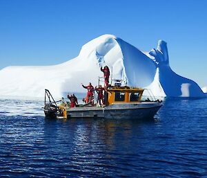 The geoscience Australia team (Pete P, Ian, Jodie and Kim) are out on deck of the Howard Burton.