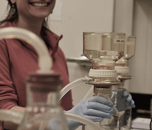 Katherina is in the lab working with seawater and filters in preparation of experimental work.