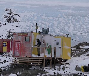 Platcha Hut with the older (unheated) hut to the left. The plateau lies behind the huts.