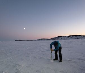 Daleen drilling the sea ice to test the thickness before we drive on it with the Hägg.