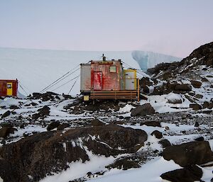 Platcha hut with ice cliffs from the plateau visible in the background.