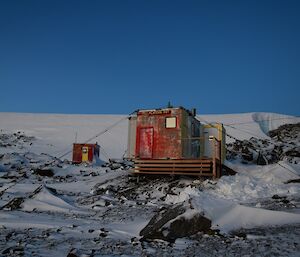 Platcha hut in twilight with the plateau behind it.