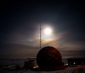 Nacreous cloud with its polarised colour, over the satellite dome.