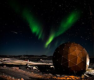 An aurora with a shooting star.